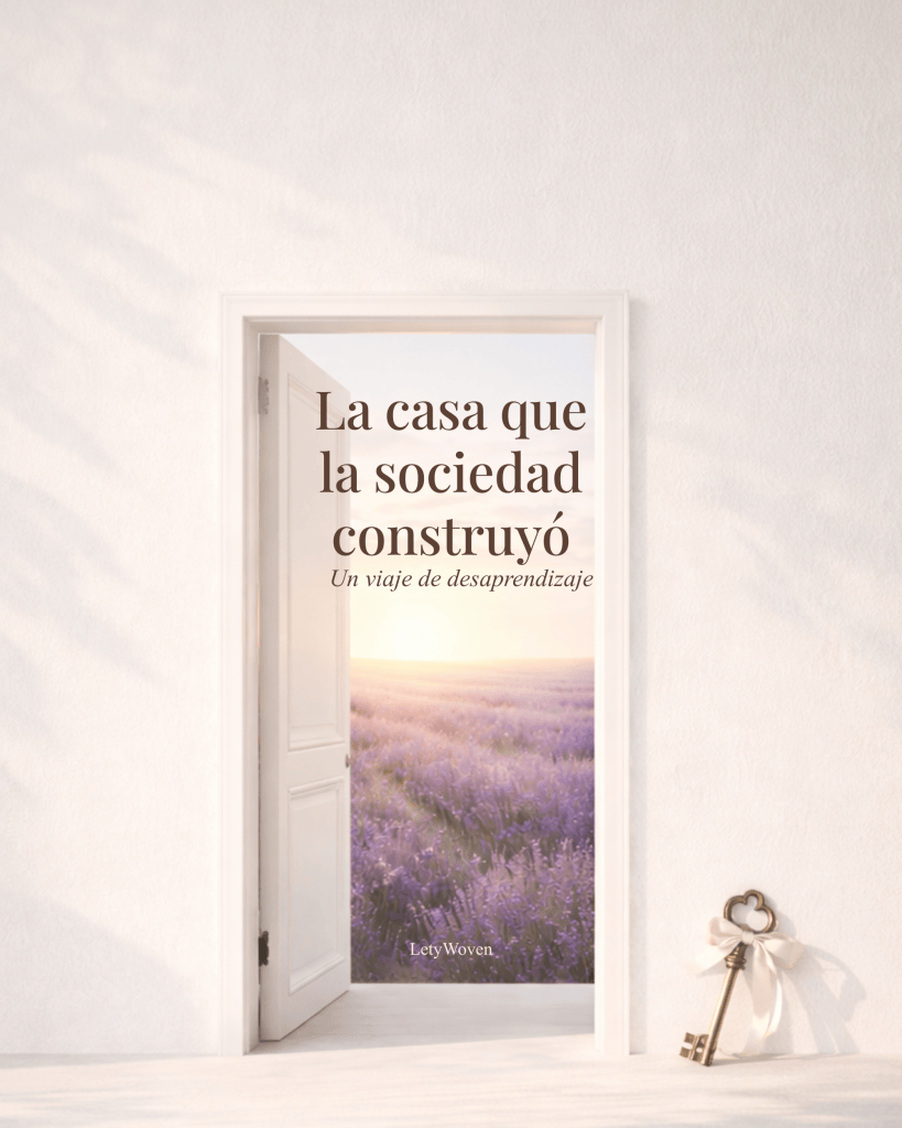 Portada del libro digital La Casa que la Sociedad Construyó con una puerta abierta hacia un campo de lavanda
